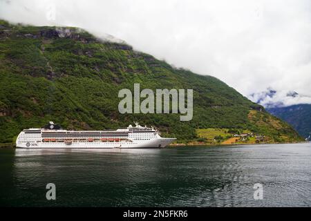 GEIRANGER, NORVÈGE - 6 JUILLET 2016 : le paquebot MSC Opera est à l'ancre dans le fjord de Geiranger, près de la ville de Geiranger. Banque D'Images