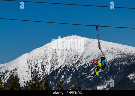 PEC Pod Snezkou, République tchèque. 09th févr. 2023. Skieur à Pec pod Snezkou, montagnes géantes (Krkonose), République tchèque, 8 février 2023. Les skieurs apprécient le beau temps d'hiver. Crédit : David Tanecek/CTK photo/Alay Live News Banque D'Images