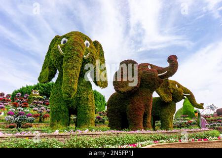 éléphant drôle mammut en forme de buissons coupés dans un jardin avec des fleurs Banque D'Images