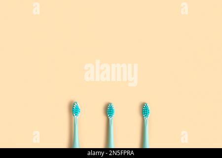 Brosses à dents sur fond beige neutre pastel. Vue de dessus Flat lay, espace de copie. Fournitures de soins dentaires. Hygiène bucco-dentaire Santé des gencives, en santé Banque D'Images