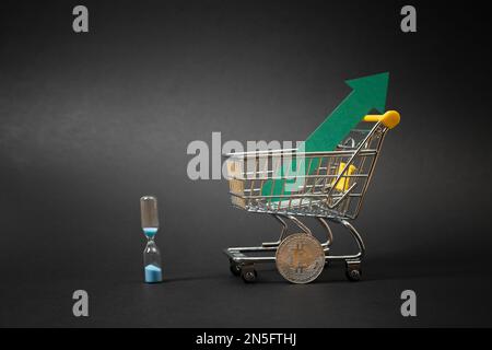 Achat de crypto-monnaie sur un échange. Construction de la position à long terme de Bitcoin. Panier sur fond noir. Banque D'Images
