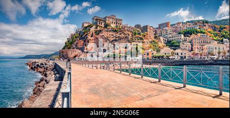 Paysage urbain d'été spectaculaire de la ville de Pizzo, province de Vibo Valentia, Italie, Europe. Vue panoramique sur la mer Méditerranée le matin. Conc. De voyage Banque D'Images