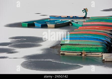 Wendefurth, Allemagne. 09th févr. 2023. Les bateaux d'aviron se trouvent sur le réservoir gelé du barrage de Wendefurth. Le gel a gelé le réservoir. Dans les prochains jours, il sera un peu plus doux encore. Credit: Matthias Bein/dpa/Alay Live News Banque D'Images