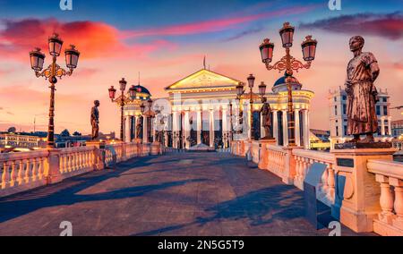 Сharm des anciennes villes d'Europe. Impressionnant coucher de soleil dans la capitale de la Macédoine du Nord - Skopje. Présentation du concept de déplacement. Banque D'Images