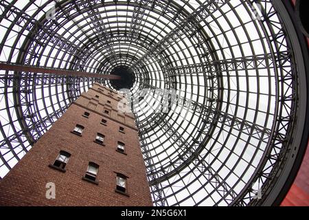 Un regard tourné vers le haut à la Coop's Shot Tower et cône en verre bâtiment central de Melbourne à Melbourne, Victoria, Australie. Banque D'Images