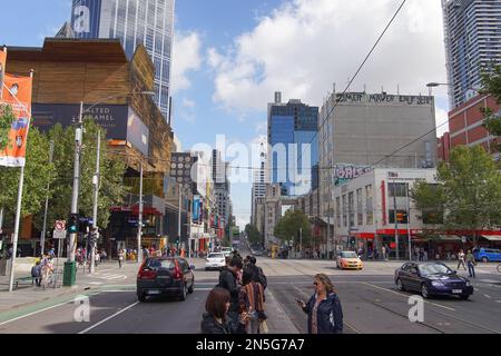Passagers attendant le tramway à l'intersection de la Trobe Street et Swanston Street dans la ville de Melbourne. Banque D'Images