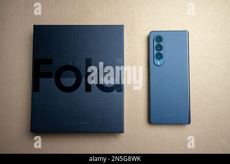 Tout nouveau Samsung Galaxy Z Fold 4 de couleur gris-vert. Le dispositif est en position fermée. Banque D'Images