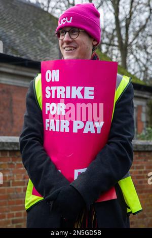 Egham, Royaume-Uni. 9th février 2023. Un membre du personnel universitaire de l'UCU (University and College Union) tient une pancarte à un piquet officiel devant l'Université Royal Holloway de Londres le premier jour de l'action de grève. Plus de 70 000 employés dans 150 universités du Royaume-Uni devraient prendre part à la grève de deux jours en cours sur les salaires et les conditions telles que les pratiques de travail et les charges de travail peu sûres, après que 80 % des membres aient voté pour rejeter la dernière offre de salaire des employeurs. Crédit : Mark Kerrison/Alamy Live News Banque D'Images