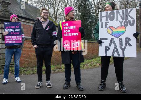 Egham, Royaume-Uni. 9th février 2023. Le premier jour de la grève, le personnel de l'Université et du College Union (UCU) tient des panneaux dans un piquet officiel devant l'Université Royal Holloway de Londres. Plus de 70 000 employés dans 150 universités du Royaume-Uni devraient prendre part à la grève de deux jours en cours sur les salaires et les conditions telles que les pratiques de travail et les charges de travail peu sûres, après que 80 % des membres aient voté pour rejeter la dernière offre de salaire des employeurs. Crédit : Mark Kerrison/Alamy Live News Banque D'Images