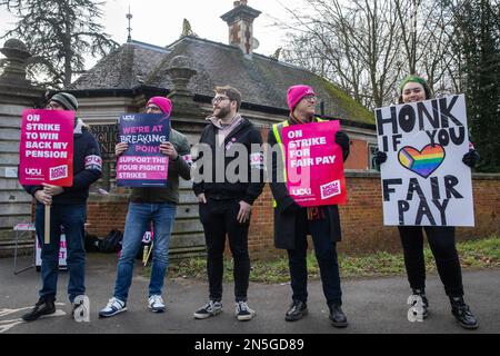 Egham, Royaume-Uni. 9th février 2023. Le premier jour de la grève, le personnel de l'Université et du College Union (UCU) tient des panneaux dans un piquet officiel devant l'Université Royal Holloway de Londres. Plus de 70 000 employés dans 150 universités du Royaume-Uni devraient prendre part à la grève de deux jours en cours sur les salaires et les conditions telles que les pratiques de travail et les charges de travail peu sûres, après que 80 % des membres aient voté pour rejeter la dernière offre de salaire des employeurs. Crédit : Mark Kerrison/Alamy Live News Banque D'Images