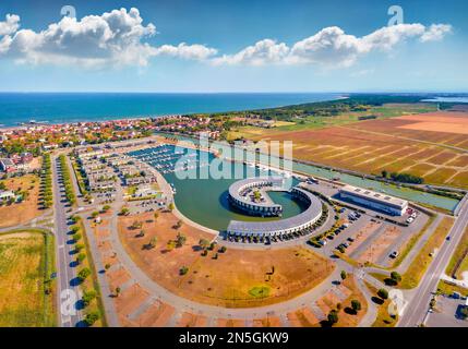 Magnifique vue d'été sur le port de Casal Borsetti. Vue de drone volant de la mer Adriatique, Italie, Europe. Présentation du concept de déplacement. Banque D'Images