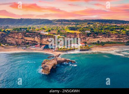 Vue depuis un drone volant sur les rochers de Riachi. Incroyable lever de soleil dans le village de Riachi, province de Vibo Valentia, Italie, Europe. Présentation du concept de déplacement. Banque D'Images