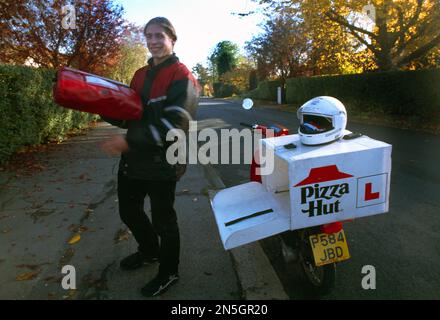 Pizza Hut Delivery Man et moto Surrey Angleterre Banque D'Images