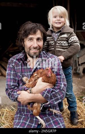 Portrait de l'homme avec son fils et souriant, Bavière, Allemagne Banque D'Images