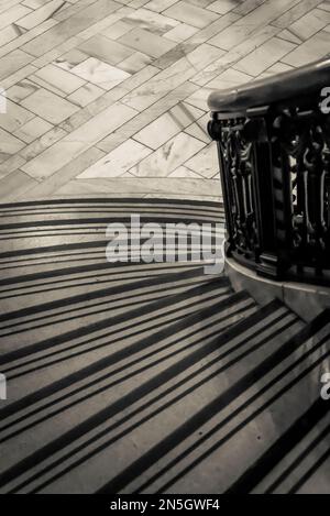 Bel ancien escalier en colimaçon dans un vieux bâtiment, l'historique Alexander Hamilton US Custom House, New York City, USA Banque D'Images