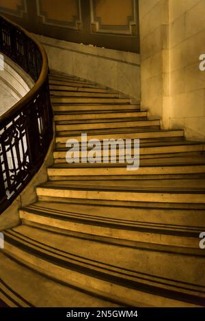 Bel ancien escalier en colimaçon dans un vieux bâtiment, l'historique Alexander Hamilton US Custom House, New York City, USA Banque D'Images