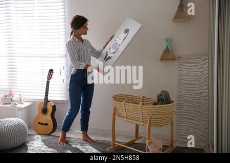 Décoration sur un mur blanc dans la chambre de bébé. Design intérieur Banque D'Images