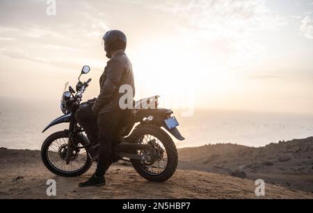 Latino homme motocycliste regarder la distance. Banque D'Images