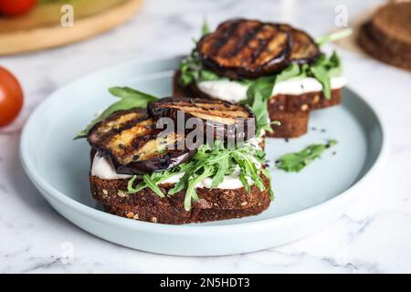 Délicieux sandwichs aux aubergines servis sur une table en marbre blanc Banque D'Images