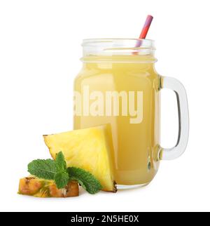 Délicieux jus d'ananas avec fruits frais et menthe isolés sur blanc Banque D'Images