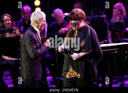 Photo du dossier datée du 22/10/08 Adele sur scène avec Burt Bacharach et le BBC concert Orchestra, pour lancer la série BBC Electric Proms, au Roundhouse, Chalk Farm Road, au nord de Londres. Le compositeur Burt Bacharach, dont le style pop orchestral était derrière des hits comme je dis Un peu de prière, est mort à l'âge de 94 ans. Date de publication : jeudi 9 février 2023. Banque D'Images