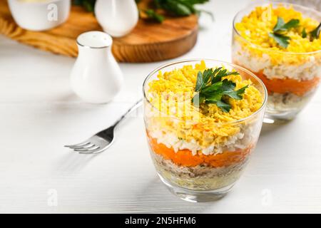 Salade russe traditionnelle Mimosa servie sur table blanche, espace pour le texte Banque D'Images