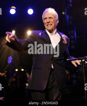 Photo du dossier datée du 22/10/08 Burt Bacharach en concert avec le BBC concert Orchestra, pour lancer la série BBC Electric Proms, au Roundhouse, Chalk Farm Road, nord de Londres. Le compositeur Burt Bacharach, dont le style pop orchestral était derrière des hits comme je dis Un peu de prière, est mort à l'âge de 94 ans. Date de publication : jeudi 9 février 2023. Banque D'Images