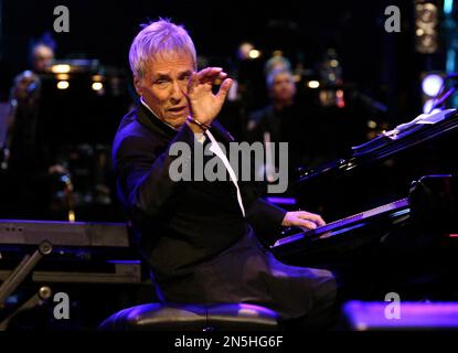 Photo du dossier datée du 22/10/08 Burt Bacharach en concert avec le BBC concert Orchestra, pour lancer la série BBC Electric Proms, au Roundhouse, Chalk Farm Road, nord de Londres. Le compositeur Burt Bacharach, dont le style pop orchestral était derrière des hits comme je dis Un peu de prière, est mort à l'âge de 94 ans. Date de publication : jeudi 9 février 2023. Banque D'Images