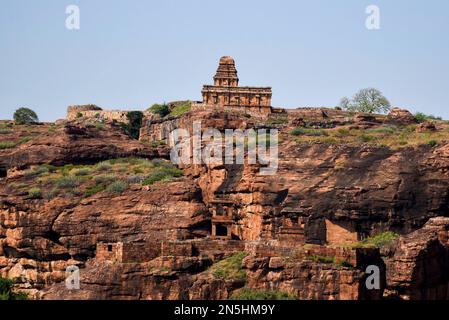 Vue sur le temple supérieur de Shivalaya depuis les temples de la grotte de Badami Banque D'Images