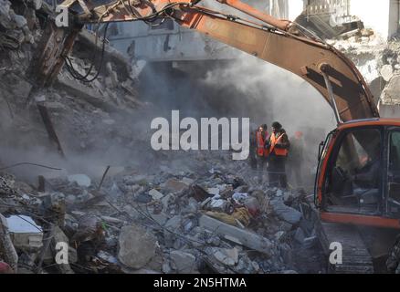 Ankara/Damas. 9th févr. 2023. Les secouristes recherchent des survivants parmi les décombres d'un bâtiment endommagé dans le quartier de Sulaiman al-Halabi, dans la ville d'Alep, dans le nord de la Syrie, le 8 février 2023. Credit: STR/Xinhua/Alay Live News Banque D'Images