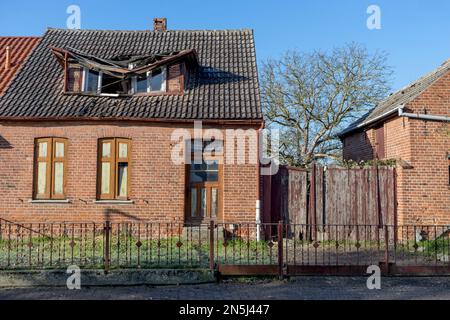 ancienne maison avec un toit détruit Banque D'Images