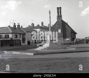 1963, vue historique de cette époque de la Croix, un mémorial de guerre sur le front de mer, Crabbe Street, Aldeburgh, Suffolk, Angleterre, Royaume-Uni, érigé en 1921 en l'honneur de ceux de la région qui sont morts pendant la première Guerre mondiale. Il a également commémoré ces vies perdues pendant la 11e Guerre mondiale. Banque D'Images