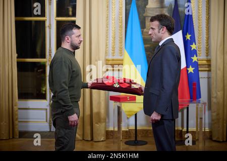 Paris, France. 08 février 2023. Le président ukrainien Volodymyr Zelenskyy, à gauche, et le président français Emmanuel Macron lors d’une cérémonie qui a décerné à Zelenskyy la Légion d’honneur à l’Elysée, 8 février 2023, à Paris, en France. Crédit: Pool photo/Bureau de presse présidentiel ukrainien/Alamy Live News Banque D'Images