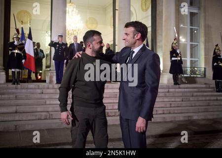 Paris, France. 08 février 2023. Le président ukrainien Volodymyr Zelenskyy, à gauche, et le président français Emmanuel Macron partent ensemble pour une réunion trilatérale avec le chancelier allemand OLAF Scholz à l'Elysée, 8 février 2023, à Paris, en France. Crédit: Pool photo/Bureau de presse présidentiel ukrainien/Alamy Live News Banque D'Images