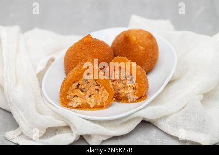 Bâtonnets de poulet frit traditionnels brasiliens Coxinha de frango sur un petit plat Banque D'Images