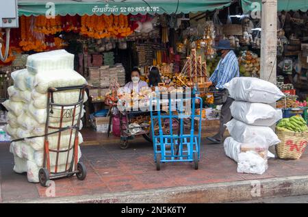 BANGKOK, THAÏLANDE, FÉVRIER 04 2023, boutiques de fleurs, décoration et fruits dans le centre-ville Banque D'Images