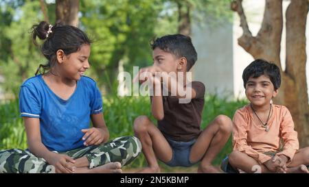 les enfants qui font du yoga posent dans le parc à l'extérieur. Concept de style de vie sain. Banque D'Images