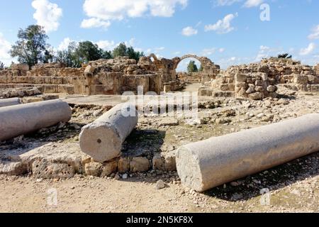 PAPHOS, CHYPRE - 29 janvier 2023 : vue sur les ruines de Pafos de Saranda Kolones sur l'île de Chypre. Le parc archéologique de Paphos à Chypre est un W UNESCO Banque D'Images