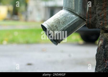 Drainage de l'eau de pluie de l'évier métallique. Bas de la goulotte de descente. Banque D'Images