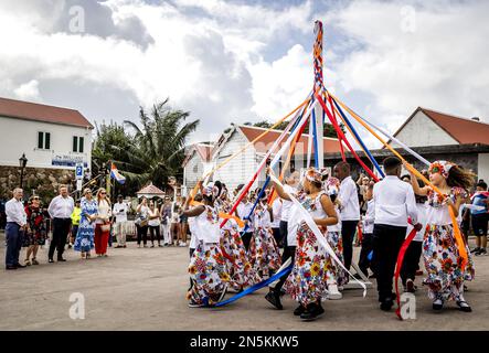 SABA - 09/02/2023, SABA - le roi Willem-Alexander, la reine Maxima et la princesse Amalia regardent une pièce qui leur est jouée dans le village de Windwardside. La Princesse de la Couronne a une introduction de deux semaines dans les pays d'Aruba, Curaçao et Sint Maarten et les îles qui forment les pays-Bas des Caraïbes : Bonaire, Sint Eustache et Saba. ANP REMKO DE WAAL pays-bas hors - belgique hors Banque D'Images