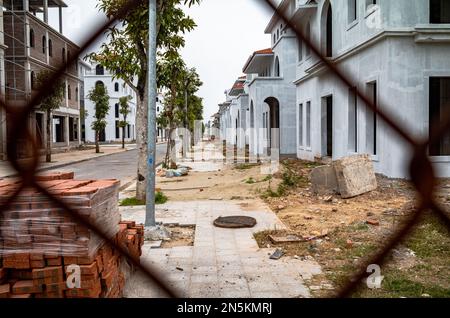 Maisons de vacances partiellement construites abandonnées à côté de la plage à Tra Co, près de Mong Cai, à Quang Ninh, Vietnam. Banque D'Images