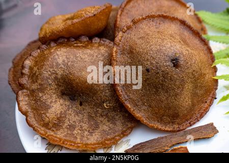 Le gâteau huileux est une nourriture populaire au Bangladesh et par les Indiens. Le gâteau à l'huile est fait à partir de riz avec de l'huile, qui est appelé tele pita au Bangladesh. Banque D'Images