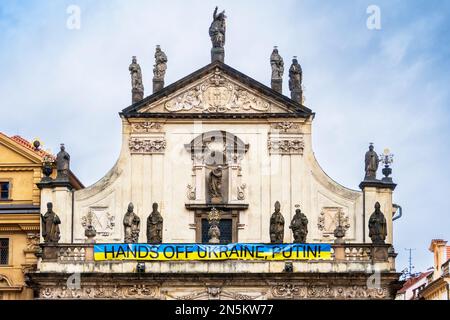 Bannière anti-guerre et anti-Poutine accrochée à la façade de la cathédrale Saint-Clément, près du pont Charles, quartier Karlova, Prague, République tchèque Banque D'Images