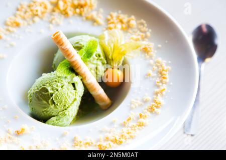 Crème glacée italienne aromatisée au thé vert artisanal Banque D'Images