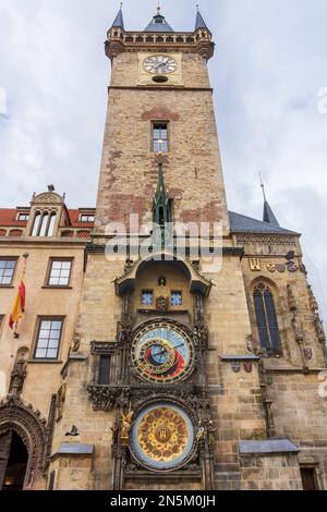 Tour du 15th siècle (1410) de la vieille mairie de Prague montrant l'horloge astronomique en 2 parties avec le coq d'or, représentant la 'vigilance', Banque D'Images