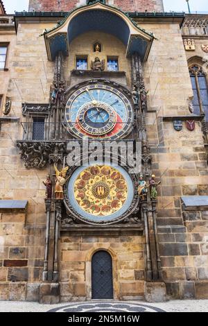 Tour du 15th siècle (1410) de la vieille mairie de Prague montrant l'horloge astronomique en 2 parties avec le coq d'or, représentant la 'vigilance', Banque D'Images