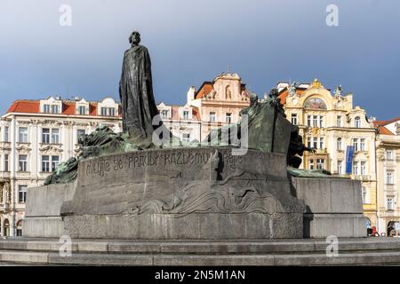 Le Mémorial Jan Hus se trouve à une extrémité de la place de la Vieille ville, à Prague, en République tchèque. L'immense monument représente les guerriers victorieux de Hussite Banque D'Images