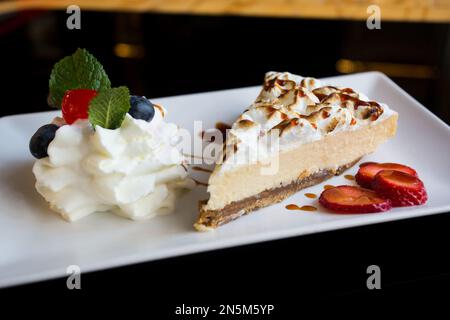 Tarte au citron ou tarte au citron est une tarte formée d'une pâte à croûte courte ou d'une pâte feuilletée qui est remplie de crème au citron. Banque D'Images