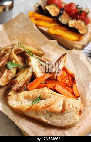 Délicieux poulet et légumes cuits sur table, en gros plan. Repas sains de la friteuse à air Banque D'Images