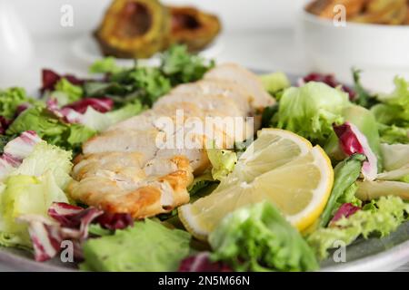 Savoureux filet de poulet cuit avec salade fraîche, gros plan. Repas sains de la friteuse à air Banque D'Images